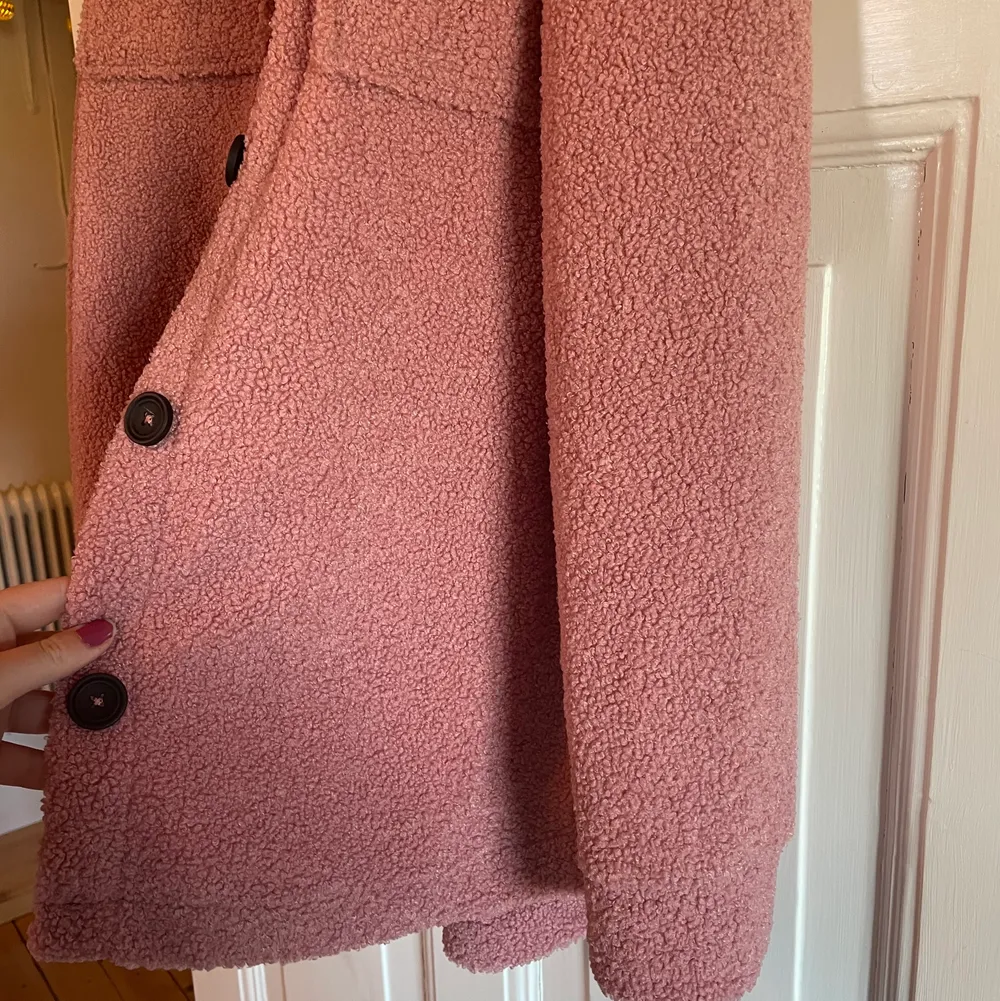 Perfekt vårjackan! Säljer då jag har för många jackor. Den är lite mer rosa irl. Aldrig använd, lappen kvar. Frakt tillkommer. Jackor.