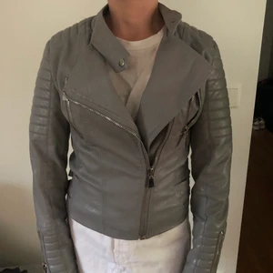 Skinnjacka  - Jag säljer en grå skinnjacka från Chiquelle. Den har mycket detaljer såsom dragkedjor och spännen. Det är en söm som gått upp i inrefodret i ryggen, skriv om du vill ha en bild på det. Annars är den i befintligt skick. Hör av dig i dm om du är intresserad 💞😊