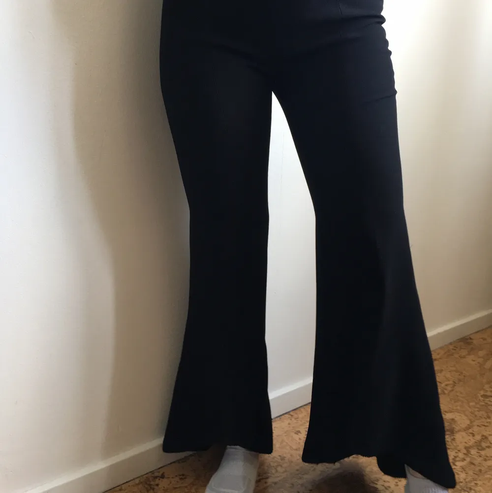 Stiliga byxor från Zara Woman säljes. Säljes så de inte kommer till användning för mig 😊   Nyskick. Jeans & Byxor.