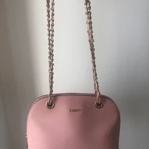 DKNY Väska  - Använd 2-3 gånger, superfint skick. Nypris: 1499:-