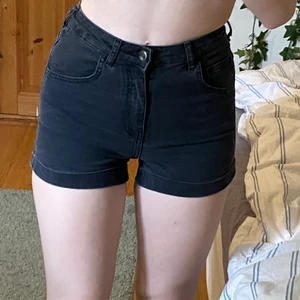 Shorts‼️ - Säljer dessa tajta shortsen som ursprungligen kommer från H&M. Dem är i ett mycket skönt och stretchiga material. Dem är lite åt det gråsvarta hållet :)