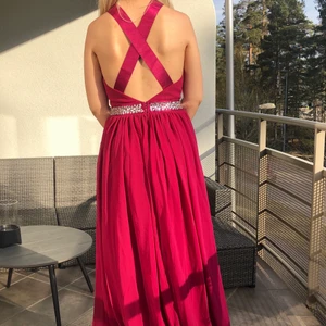 Balklänning  - Jag säljer denna fina balklänning från goddiva london. Den är helt oanvänd och prislappen är kvar. Den har dragkedja, spänne och resår band i ryggen. Storlek 34 EUR/6UK💖Hör av dig i dm om du skulle ha några frågor😊