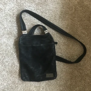 Armani väska - En Armani väska använd ungefär 1gång säljes för 200kr. Skriv gärna vid intresse vid frågor😊 Gratis frakt📦 Endast swish💸