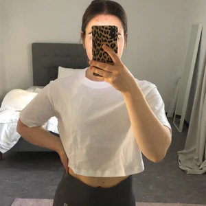 Cropped T-shirt - Lös i modellen 