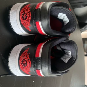 Nike Jordan Air 1 38 - Som helt nya. Säljer dessa pga är inte helt nöjd med färgen. Finns både svarta & röda snören till. 