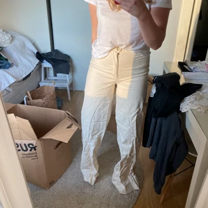 Byxor - Benvita byxor som har matrialet som liknar jeans fast som inte är jeans exakt, skulle beskriva de mer som kinos! Aldrig använda. Från Zara i storlek S