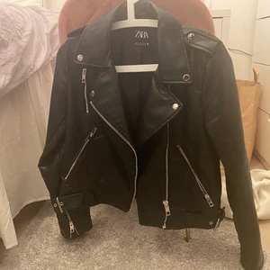 Zara skinnjacka - Säljer min skinnjacka från Zara då jag köpte den för 2 månader sen. Men använder inte den längre. köpte för 500kr ish och inte använt den så mycket så säljer den för 250kr fast pris 🤝 Kan mötas upp sthlm eller frakt förkommer. Inget bud, försten får den