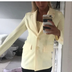 Kavaj - Ljusgul Kavaj från Gina tricot  i oversized modell storlek 34. Nyskick 💕