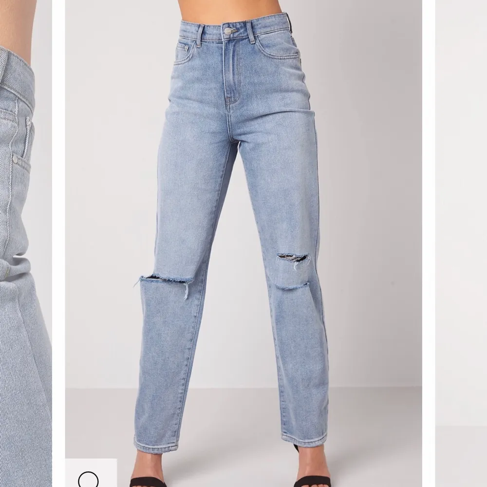 Snygga jeans med en rak passform.  - Vävt tyg utan stretch - Dekorativa hål på knäna - 5-ficksjeans - Innerbenslängd: 85 cm i storlek 38. Jeans & Byxor.