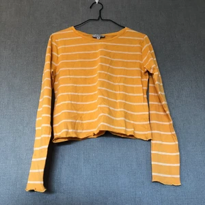 Somrig topp i härlig nyans  - • Sockersöt topp med vågiga kanter! Tunn & sval för varmare dagar, lätt att matcha till det mesta. Något kortare i modellen • Storlek: 170, passar XS/liten S • 100% bomull • Knappt använd, fint skick! • +Frakt: 51kr spårbart/24kr frimärken 