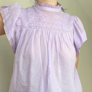 & Other Stories - Blus  - Jättefin lila blus från & Other Stories som jag bara ÄLSKAT men inte längre faller mig i smaken! 🥲💖🌸🍓 Superhärlig och skön till sommaren! En strlk 42 men passar mig som är en 38 också! 