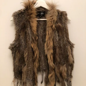 Hollies pälsväst - En äkta pälsväst från Hollies som är i totalt nyskick. Säljes då jag inte vill använda/stödja industrin.. storlek M men skulle säga att den snarare är onesize. Säljes för 400:- med fri frakt! 