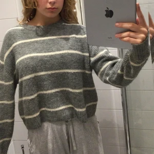 En hoodie i stl 34 - DETTA ÄR EN MYSIG GRÅ HOODIE FRÅN H&M❤️