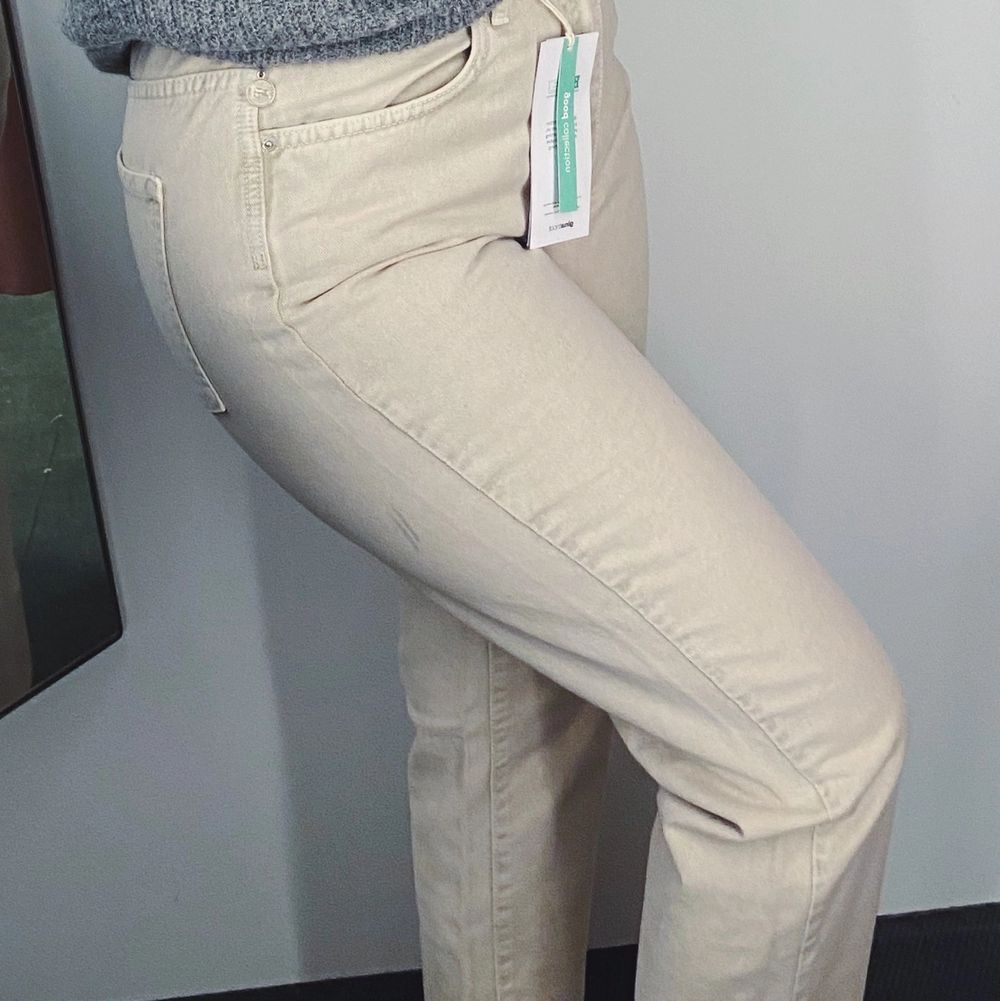 Ett par beigea snygga, bekväma mom jeans från Gina Tricot, i modellen Dagny. Sparsamt använda, säljs pga. har ett par liknande sedan innan. Nypris är 499kr men säljer för 190 kr. Köparen står för frakten. . Jeans & Byxor.