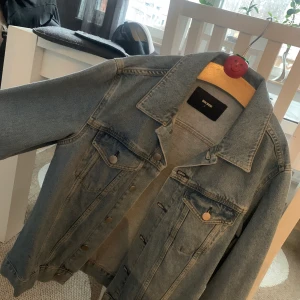 Jeans jacka - Jeansjacka från BIKBOK, knappt använd. Storlek S