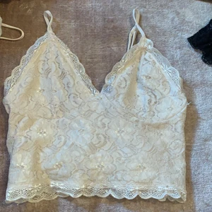 INTRESSEKOLL! - Intressekoll på denna fina topp från bikbok. Osäker på om jag vill ha kvar den så beroende på priset du kan betala för den så säljer jag den!💕