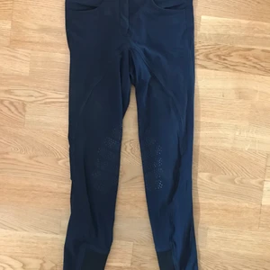 Sköna ridbyxor  - Sparsamt använda ridbyxor i skönt material. Märket CRW från Hööks. Helskodda med bra grepp i sadeln. Elastiska benslut. Marinblå färg. Storlek 34 / XS 