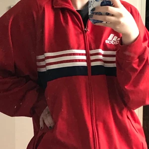 Röd Adidas Zalando - Köpte denna på Humana, har använt den ganska mycket men den är i bra skick✨