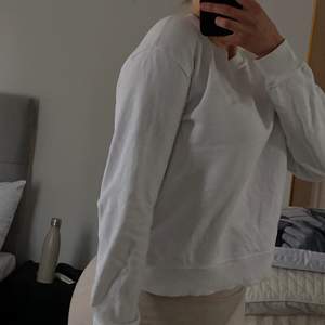 Säljer min vita sweatshirt från Nakd i storlek S, men passar xs lika bra! 100kr + frakt 