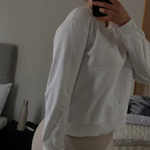 Sweatshirt  - Säljer min vita sweatshirt från Nakd i storlek S, men passar xs lika bra! 100kr + frakt 