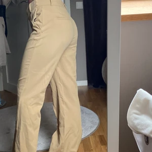 Zara byxor  - Beiga zara kostymbyxor storlek L, sitter snyggt oversized lågmidja på mig som har S. Full längd och pressveck på benen 