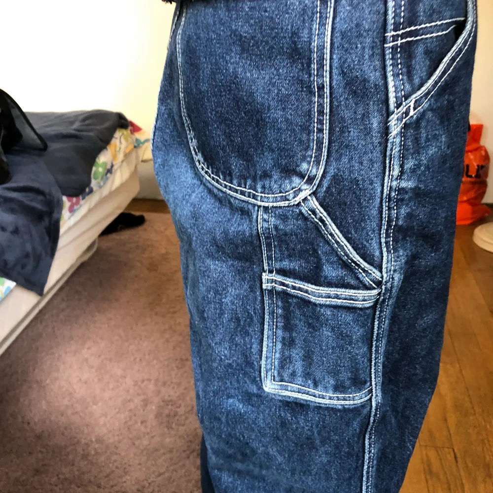 Köpte dessa byxor i Storbritannien. De är hög midjade och har coola fickor .OBS slitna längst ner . men annars jätte bra kvalite . Och skulle passa någon 168-174 ungefär . Köpare står för frakt . Jeans & Byxor.