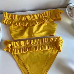 Fin gul bikini från Hm. Använd få gånger för att underdelen för stor. Överdel storlek 32 underdel storlek 34