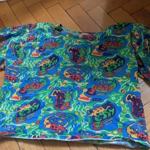 Loch ness t-shirt  - INTRESSEKOLL: T-shirt med loch ness monstret tryck. Vet inte när eller var den är ifrån, men har knappt använts. Den har ingen lapp, men jag gissar på att den är S/M. Möts i stockholm eller frakt på 30kr :)