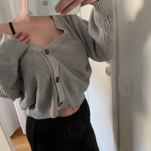 Stickad tröja  - Grå stickad tröja knappt använd ny skick, Inte speciellt varm 