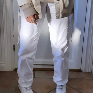 Vita jeans - Vita högmidjade jeans ifrån zara. Går ner till fötterna på mig som är 172. Väldigt fina