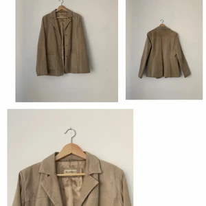 Mockajacka/kavaj - Säljer denna vår pinglan! Står strl 42 men den är ganska liten så den passar allt från xs-m 💕 