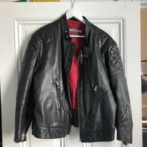 Läderjacaka  - Vintage läderjacaka med rött foder