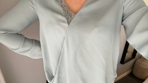 Ljusblå blus  - Jättesöt ljusblå blus från veramoda, har andvänt denna två gånger så den är i mycket bra skick. Har resårband runt handlederna och även vid midjan. 💕