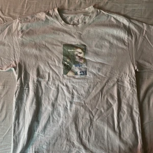 Polarskate t-shirt - En t-shorts från polarskate som är i hyfsat skick det är bara trycker som blivit slutet i tvätten men den är fortfarande fet! Originalpriset är 350kr. Fri frakt! Kommer strykas innan paketering.