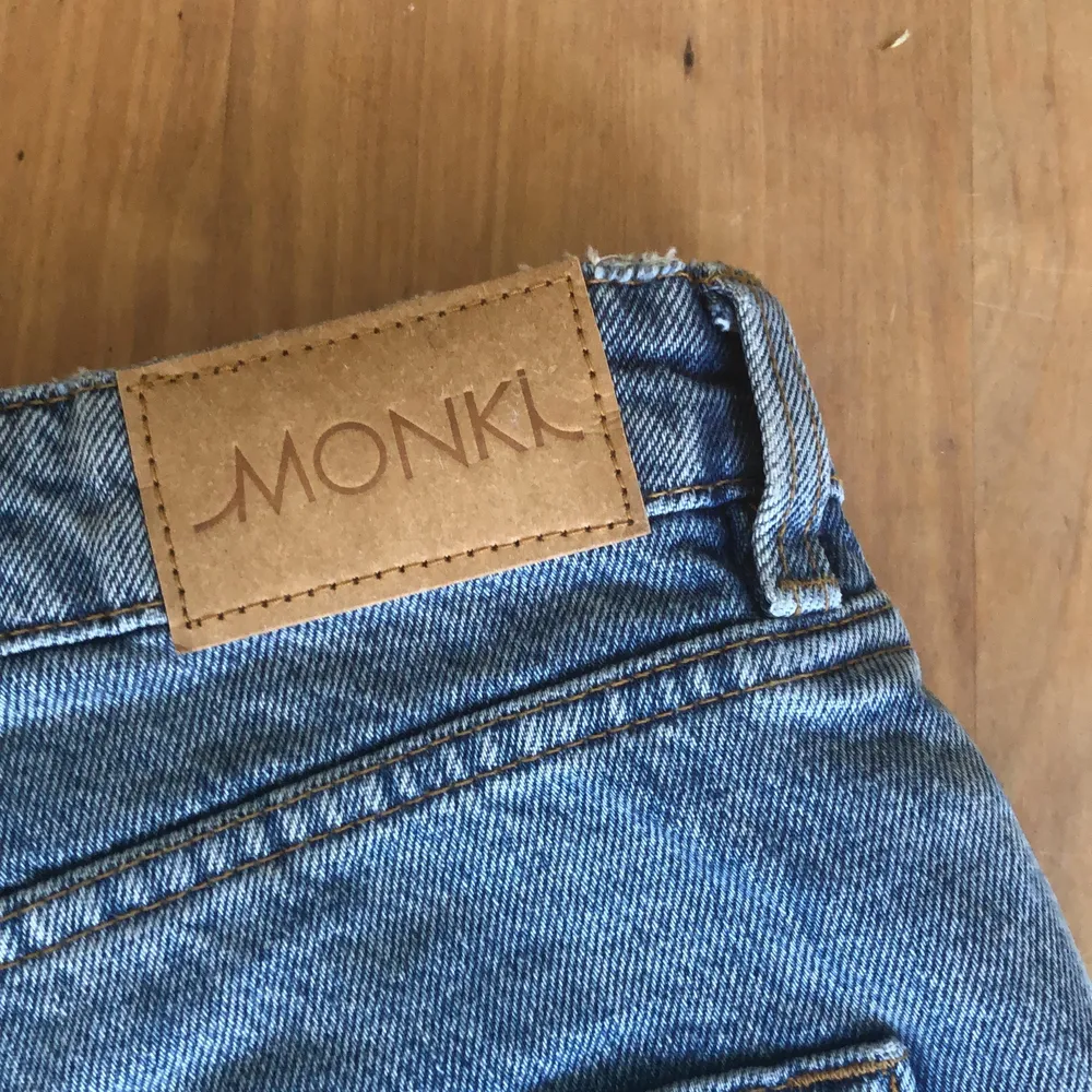 Säljer dessa shortsen från Monki, modellen är hög i midjan. Säljer på grund ut av att de är för stora för mig. De är i väldigt bra skick då de bara är använnda en gång. Frakten tillkommer. . Shorts.