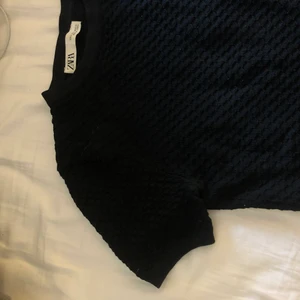 Tröja  - Säljer min snygga svarta t-shirt som inte kommer till användning längre. Inte en helt vanlig svart t-shirt utan den har ett fint mönster på sig. Skicket är bra och tröjan matchar till allt😍