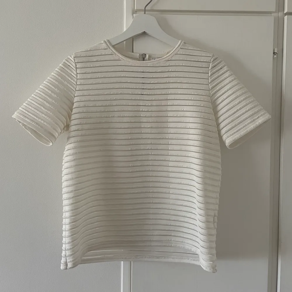 Söt vit-T-shirt från märket Pimkie som är lite genomskinlig i materialet🤍🤍storlek s!. T-shirts.