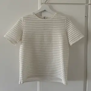 Söt vit-T-shirt från märket Pimkie som är lite genomskinlig i materialet🤍🤍storlek s!