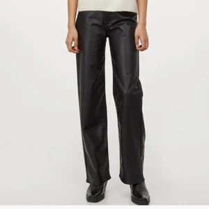 Raka skinnbyxor - Raka skinnbyxor från h&m storlek 38, jag är vanligtvis 36 och dem sitter lite pösigt på mig.