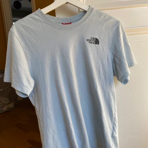 North Face t-shirt - Ljusblå North Face t-shiit i perfekt skick, sälgs pga att den inte kommer till användning. Storlek S (herr) 