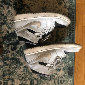 Air Jordan 1  - Jordan 1! Lite smutsiga men efter en tvätt är dom så gått som nya igen!