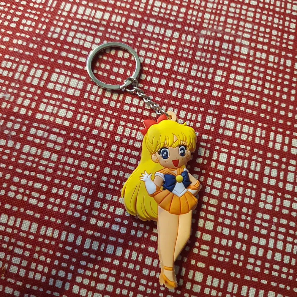 En nyckelring på cirka 7 cm stor nyckelring med Sailor Venus. Nyckelringen är i plast och kan levereras för 15 kronor. Aldrig använd.🌻. Accessoarer.