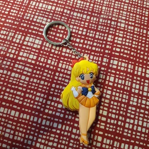 Sailor Moon/ Venus nyckelring - En nyckelring på cirka 7 cm stor nyckelring med Sailor Venus. Nyckelringen är i plast och kan levereras för 15 kronor. Aldrig använd.🌻