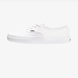Vans sneakers white  - Har använt men sedan tvättat så de är i bra skick! Väldigt fina vita vans i äldre modell!  Storlek 37 