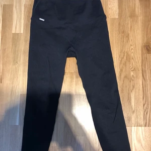 Aimn tights  - Säljer dessa jättefina tights, det är ribbade svarta från märket aimn. Dessa tights passar inte mig tyvärr längre. Använda max två gånger. Om ni vill köpa tightsen skriv i kommentaren. Bud från 350 eller köp direkt för 450. Frakt kan diskuteras. Buda i kommentarsfältet 