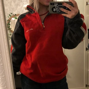 Röd tröja - Cool röd tröja men som tyvärr är ej är min stil längre. Hoodien har även en touch av grått på underarmen men även vita sträck som går från halsen ner till handleden. Pris går att diskuteras vid snabb affär!!