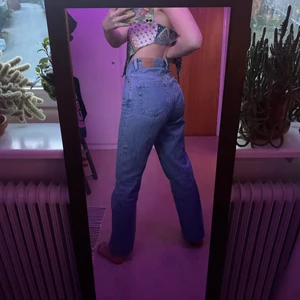 Jeans - Ett par nästan helt nya jeans från Weekday i modellen Rowe. Säljer för att jag har ett par nästan likadana. De är i storleken 27/30, de passar bra på mig som är 170cm och väger ca 60kg, kan passa på någon som är kortare också:) Nypris är 600kr. Pris kan diskuteras:)