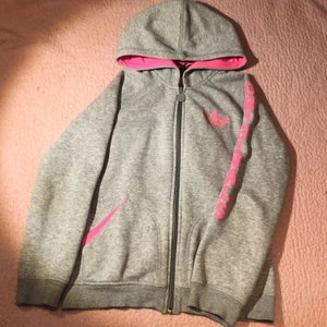Adidas barntröja - Adidas tröja, grå med rosa, original. Köptes för 479kr