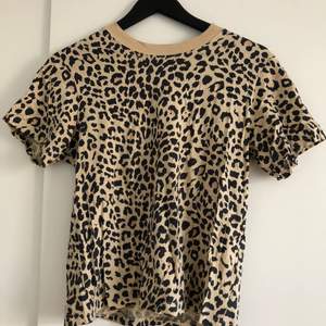 Leopard mönstrad Tshirt från Other Stories i superfint skick! Använd kanske två gånger, strl 38, säljes för 100 kr. Kan mötas upp i Linköping, eventuellt Stockholm annars står köpare för frakt. 