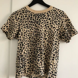 Tshirt från Other Stories! - Leopard mönstrad Tshirt från Other Stories i superfint skick! Använd kanske två gånger, strl 38, säljes för 100 kr. Kan mötas upp i Linköping, eventuellt Stockholm annars står köpare för frakt. 